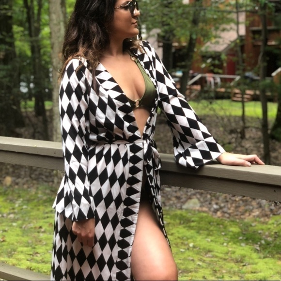 BLACK & White Cover Up - Picture 6 of 8